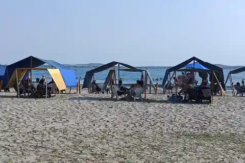 Cartagena: TENDA PARA O SOL e CADEIRAS na praia de Castillogrande