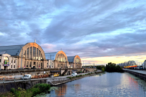 Riga: Old Town E-Bus Tour and Central Market Food Tasting