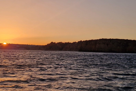 Gyllene timmen på elegant yacht: Solnedgångstur i Lagos, Algarve