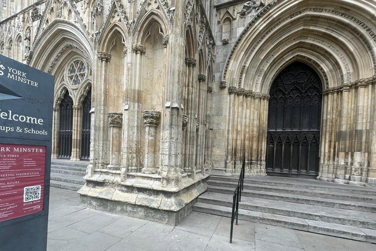 York: tour esterno della cattedrale con accesso di gruppoYork: tour esterno della cattedrale di York con accesso di gruppo