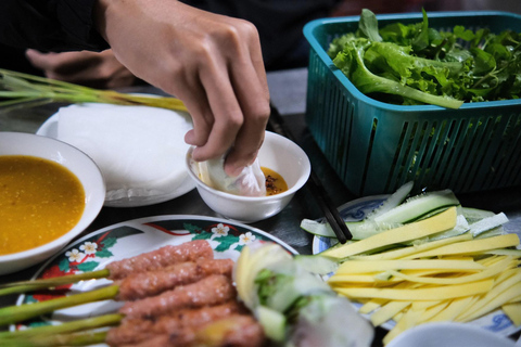 Tour gastronômico de rua em Hue: Você pode saborear os sabores locais com um guia local