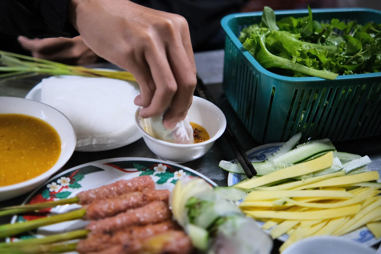 Tour gastronômico de rua em Hue: Você pode saborear os sabores locais com um guia local