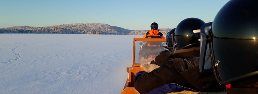 Ivalo : Pêche sur glace au lac Inari, rennes et déjeuner