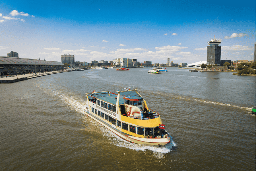 Amsterdam: Flusskreuzfahrt mit holländischen Pfannkuchen, die man essen kann. Foto: GetYourGuide