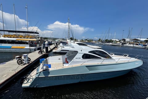 Rent your private yacht in Rio aboard a 42-foot motorboat