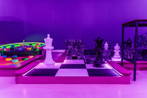 Cologne: Adventure Minigolf – Interactive tour through movie sets!