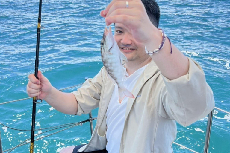 Phuket : excursion en yacht avec déjeuner sur les îles Coral et RachaPhuket : excursion en yacht vers les îles Coral et Racha avec déjeuner