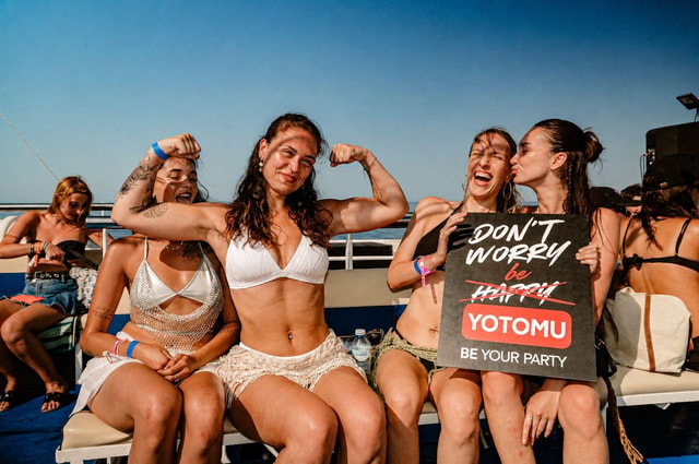 Zakynthos: Bootsparty bei Sonnenuntergang mit offener Bar und DJ
