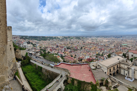 Tour a piedi dei contrasti e del panorama di NapoliTour panoramico di Napoli a piedi in inglese