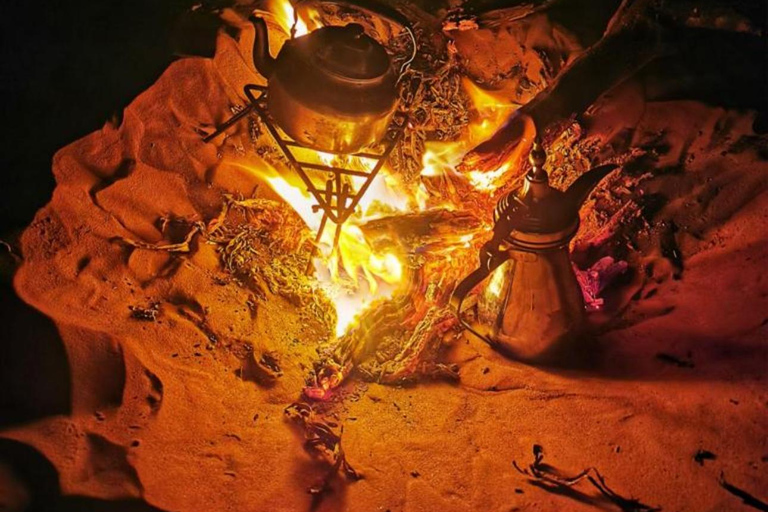 Sterrenlicht aan de kust: een avontuur met een terreinwagen en overnachting op Fazayah BeachSterrenlichtkusten: 4WD-avontuur met overnachting op Fazayah Beach