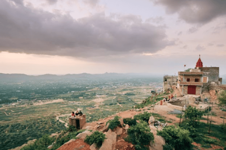 Jaipur: Escursione di un giorno ad Ajmer e Pushkar con pranzo e giro in cammelloAjmer e Pushkar con auto e autista