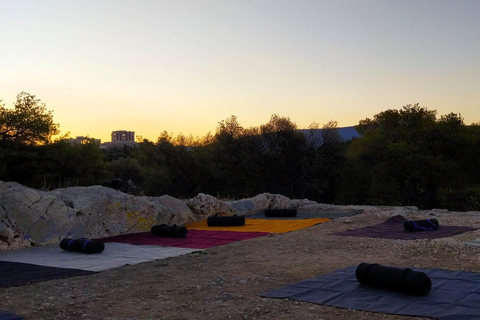 Mityczna joga i medytacja w Atenach o wschodzie i zachodzie słońcaAkropol w Atenach Mityczna joga i medytacja Wschód i zachód słońca