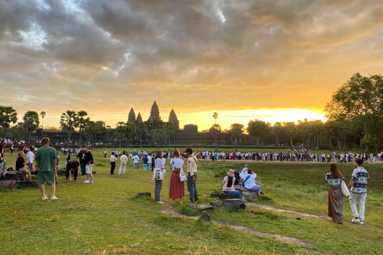 Angkor Wat Sunrise en Jeep VintageSiem Reap: excursion d'une journée au lever du soleil d'Angkor Wat, Bayon et Ta Prohm