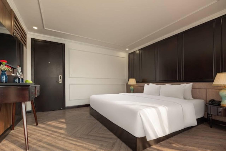 Luxury Halong 2-Day 5 Star Cruise: Balcony, Bathtub Room Junior Suite with private balcony - 1st floor