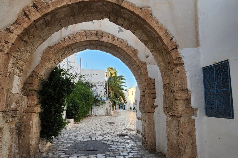 HoumetSouk: Tempo livre no mercado e chá de menta no famoso El FondoukHoumetSouk: Tempo Livre no Mercado e Chá de Hortelã no famoso El Fondouk