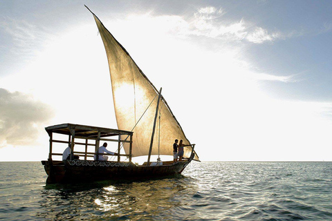 Crucero en dhow al atardecer por la costa de Stone Town