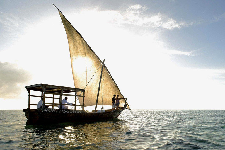 Crucero en dhow al atardecer por la costa de Stone Town