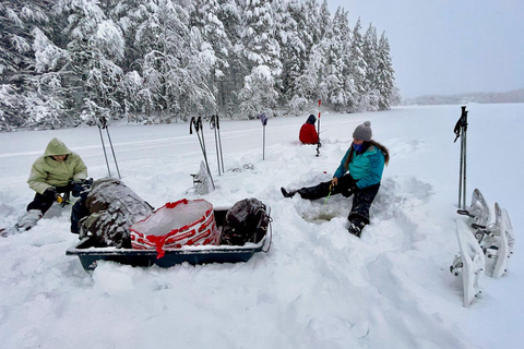 Levi: Excursión de pesca en hielo en grupo reducido