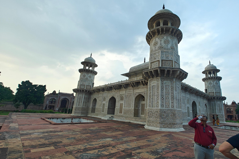 From Delhi: Same Day Round-Trip Tour By Car To Taj Mahal Tour with Car, Driver & Live Tour Guide