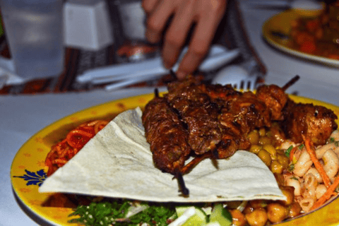 Safári no deserto de dia inteiro com jantar com churrasco