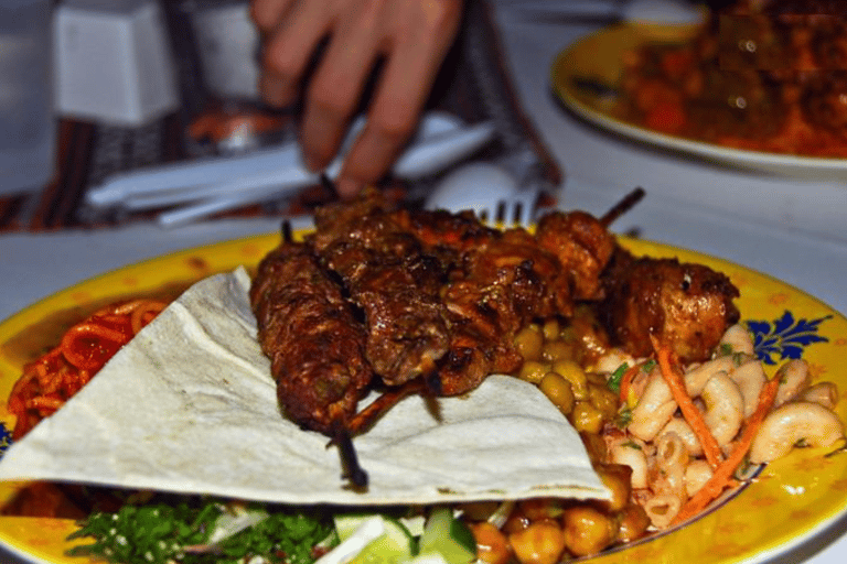 Safári no deserto de dia inteiro com jantar com churrasco