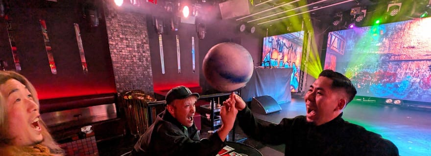 Osaka : spectacle nocturne de variété japonaise à haute énergie (présentateur anglais)