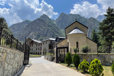 Desde Kazbegi: excursión de un día a la iglesia de Gregety y al pueblo de JutaKazbegi: excursión de un día a los monasterios y al pueblo de Juta