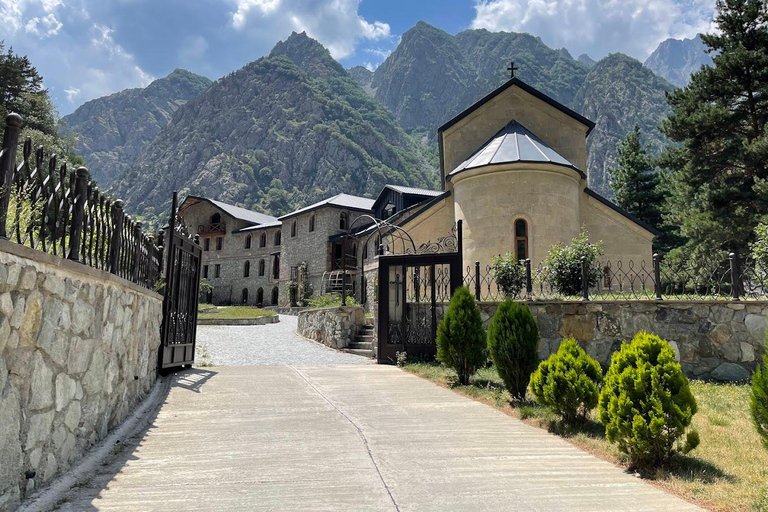 Desde Kazbegi: excursión de un día a la iglesia de Gregety y al pueblo de JutaKazbegi: excursión de un día a los monasterios y al pueblo de Juta