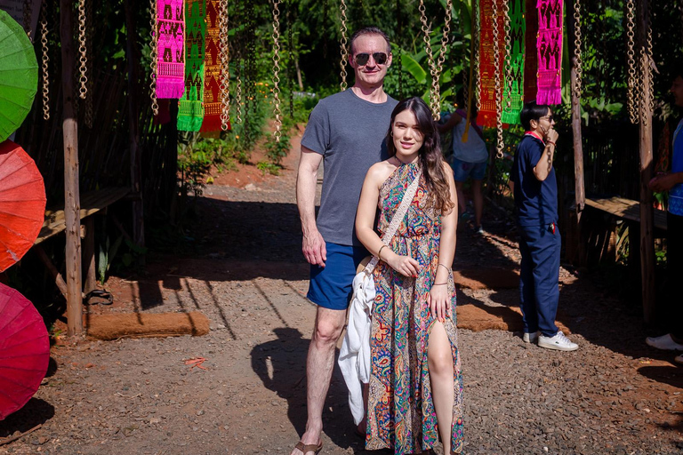 Excursión a los templos rojo, azul y blanco y a las aguas termales desde Chaing MaiTemplos rojos, azules y blancos y viaje a aguas termales desde Chaing Mai