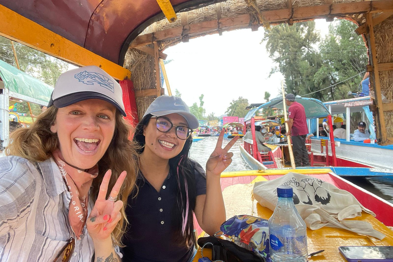 Xochimilco: Food and Trajinera Ride with Local Women