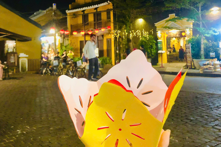 Hoi An: Bootsfahrt auf dem Hoai-Fluss mit LaternenumzugHoi An: Bootsfahrt auf dem Hoai-Fluss mit Blumenlaternenabwurf