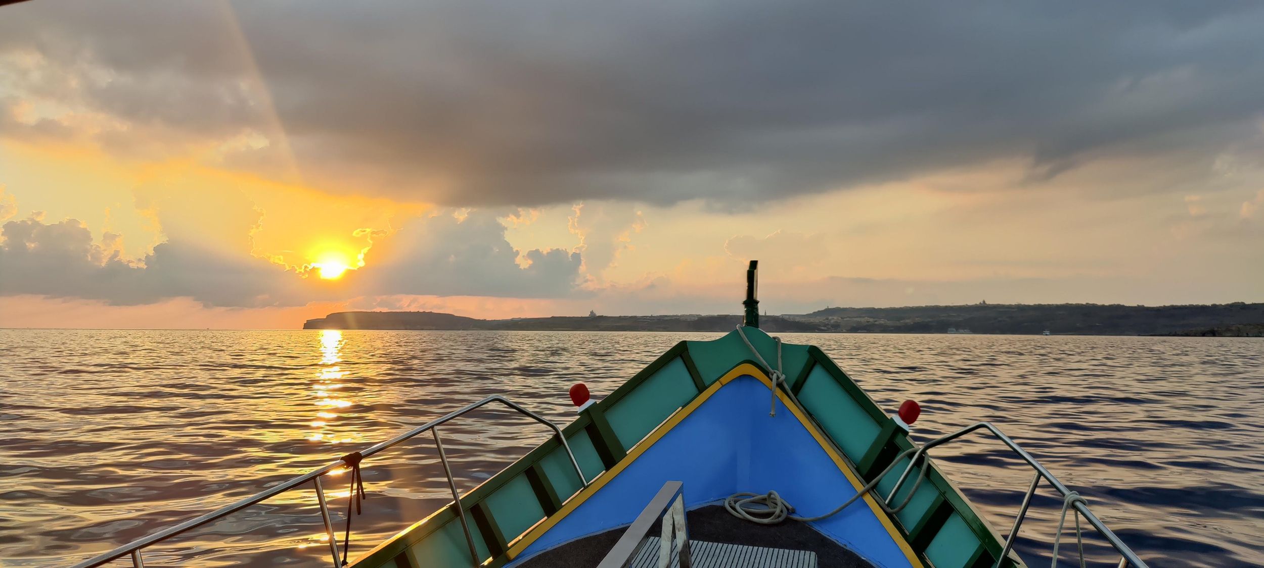 Private Sonnenuntergangsfahrt auf Comino mit Speisen & Wein (optional)