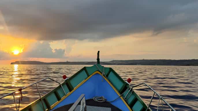 Cruzeiro ao pôr do sol em Comino com opções de comida e vinho