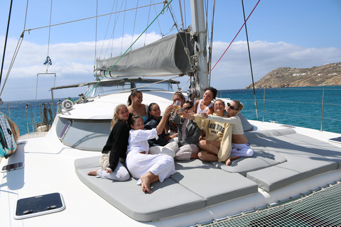 Heraklion: Crucero en catamarán en grupo reducido por la isla de Dia con comidaCrucero privado en catamarán con servicio de recogida y regreso del hotel