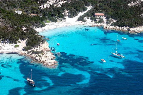 La Maddalena : visite de l&#039;île avec apéritif et brunch à bordLa Maddalena : visite avec apéritif et brunch sur un canot pneumatique