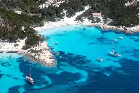 La Maddalena: Inselrundfahrt mit Aperitif und Brunch an Bord