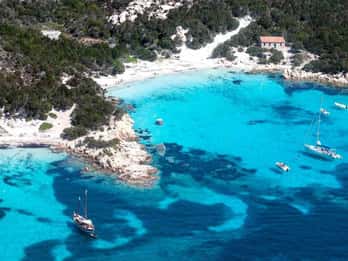 La Maddalena: island tour with aperitif and brunch on board