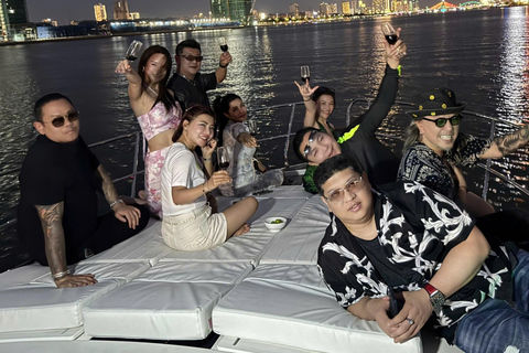 Da Nang: Private Luxury Yacht & Dragon Bridge Fire Show Luxury 2-Hour Ocean Mansion Yacht Charter – 4-Bedroom Bliss