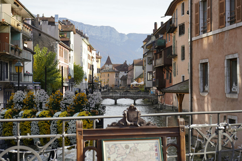 Von Genf aus: Tagestour zum Palais de I&#039;Île, Annecy-See, etc.Route festlegen Reise