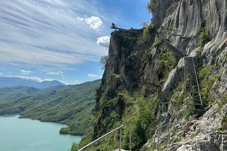 Från Tirana: Bovillasjön &amp; Gamti Mountain Vandring Dagsutflykt