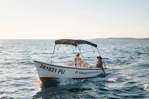 Hyr en båt för upp till 6 personer på Cape Kamenjak Nature Park