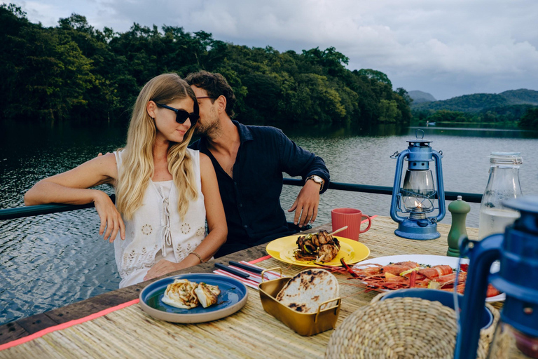 Sigiriya: Wewela Lake Private Boat Sailing Picnic Dining