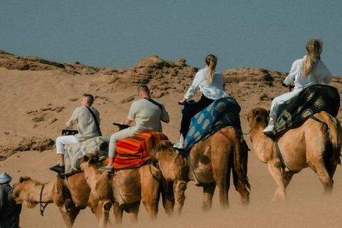 Expérience dans le désert de Timlalin au coucher du soleil, balade à dos de chameau et spectacle de feuExpérience au coucher du soleil dans le désert de Timlalin, balade à do