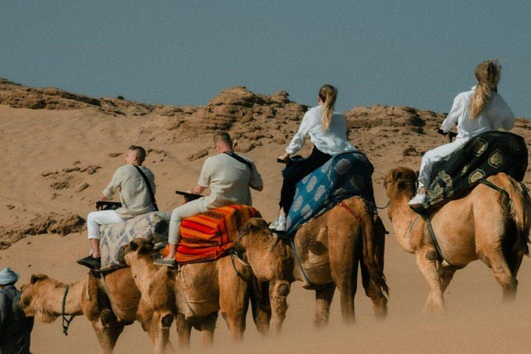 Expérience dans le désert de Timlalin au coucher du soleil, balade à dos de chameau et spectacle de feuExpérience au coucher du soleil dans le désert de Timlalin, balade à do