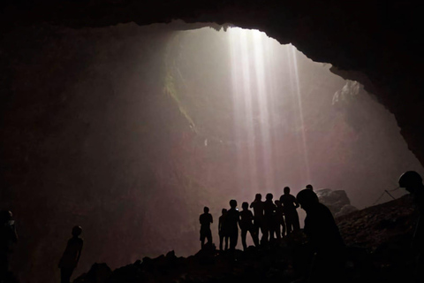 Yogyakarta : Jomblang Cave and Pindul Cave Adventure TourYogayakarta : Jomblang Grot en Pindul Grot Avontuurlijke Tour