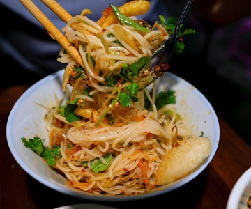 Hue: Tour gastronomico guidato con degustazione di prodotti locali