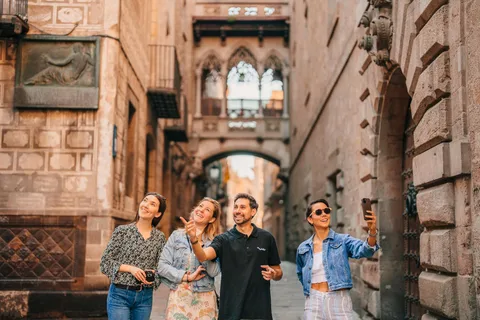 Barcelona: Guided Walking City Tour, Cable Car & Boat Ride