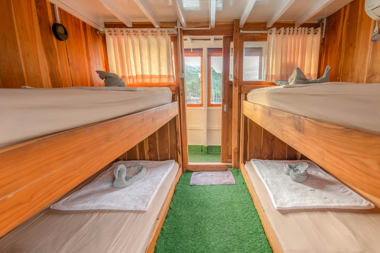Komodo Dragon Expedition: 3D2N Private/Open Trip Liveaboard 3D2N Open Trip Private Room