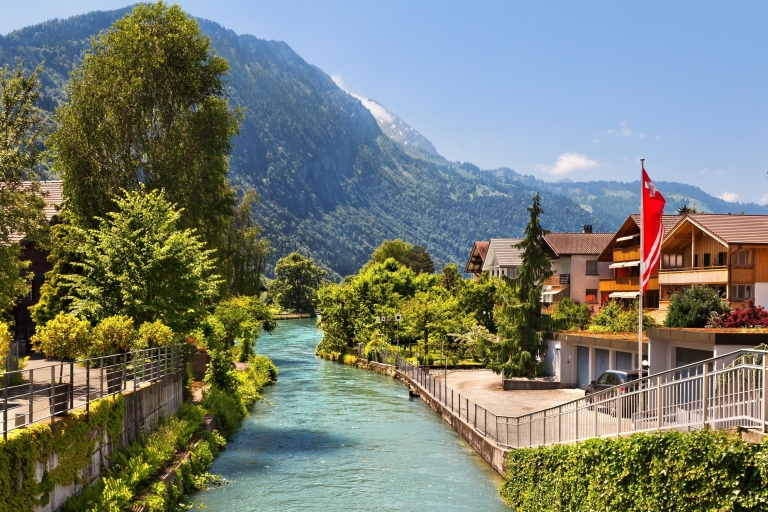 Van Zürich: privédagtrip naar Interlaken en GrindelwaldPrivé dagtocht naar Zwitserse dorpen (Interlaken en Grindelwald)