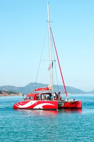Kreuzfahrt auf einem Maxi-Katamaran mit Segeln